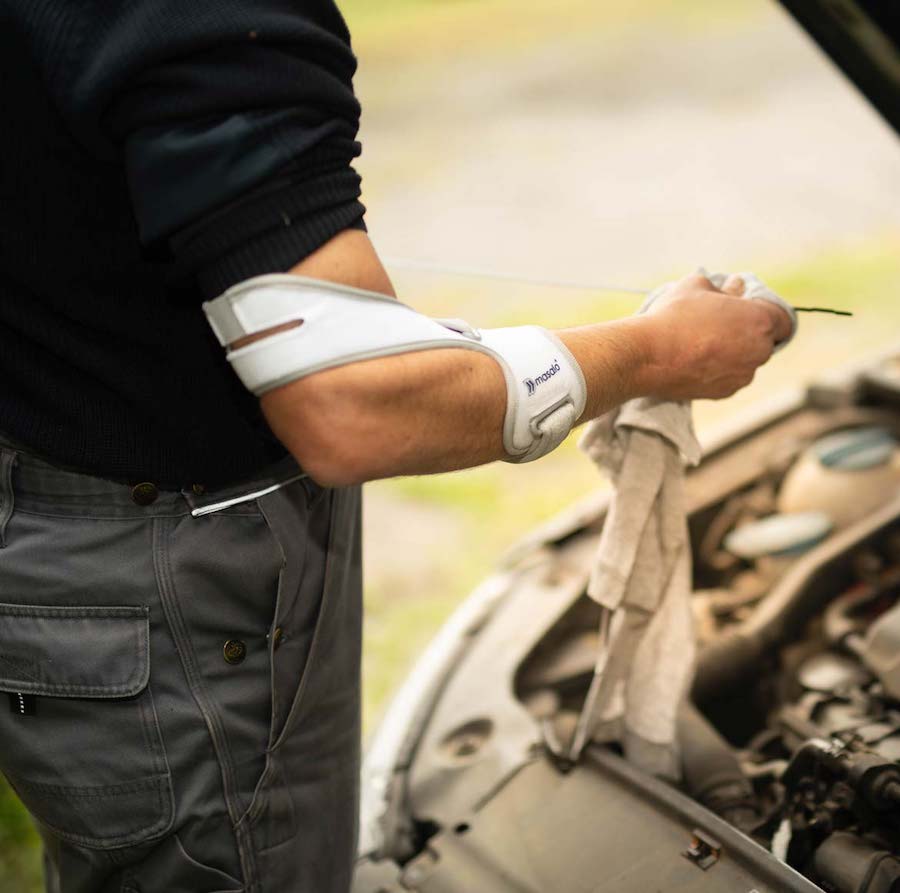 Monteur vervangt de olie in een auto met een Masalo manchet tegen een tenniselleboog